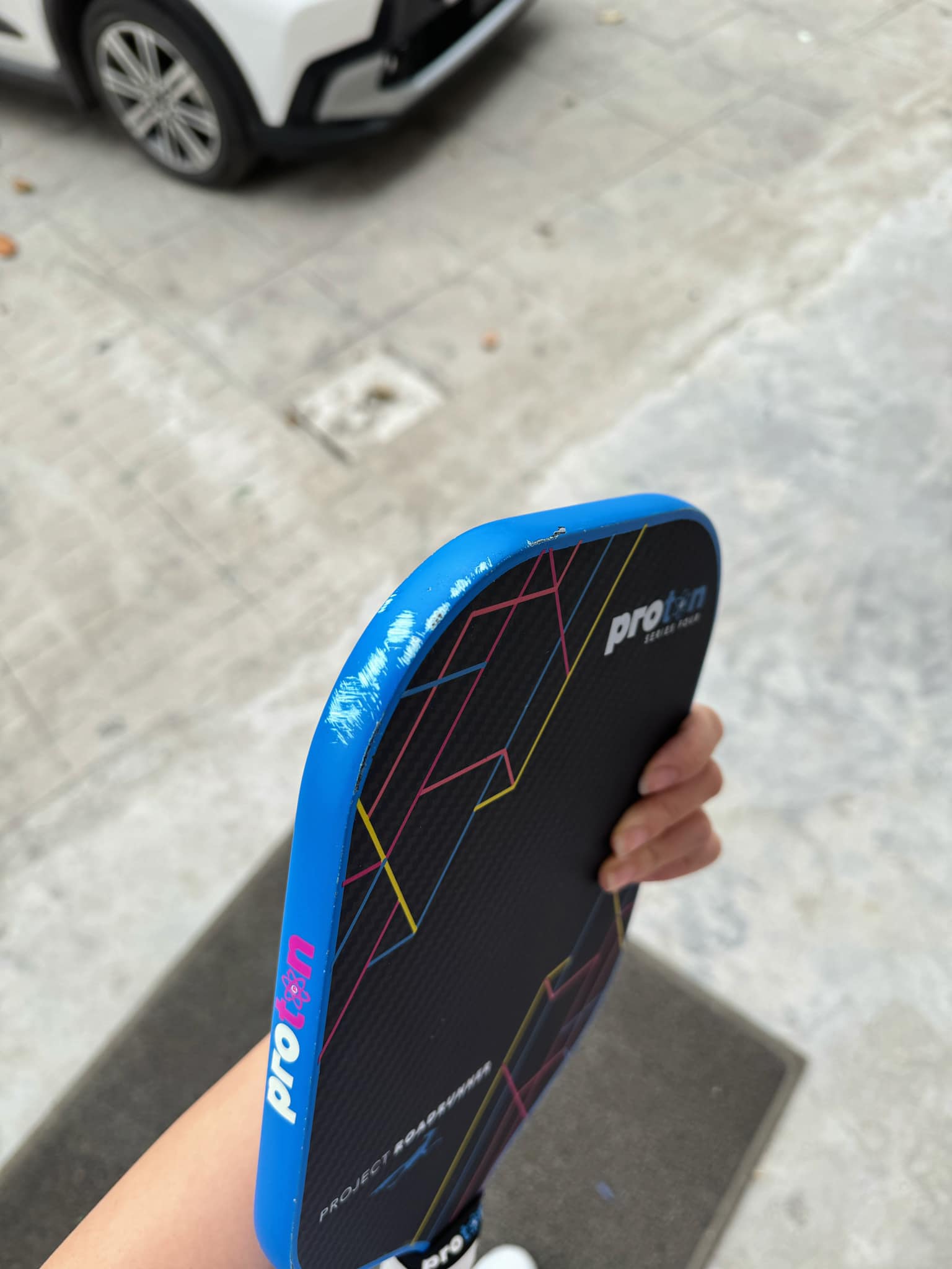 Proton Series 4 racket is not suitable for the hand, needs to be passed, many scratches