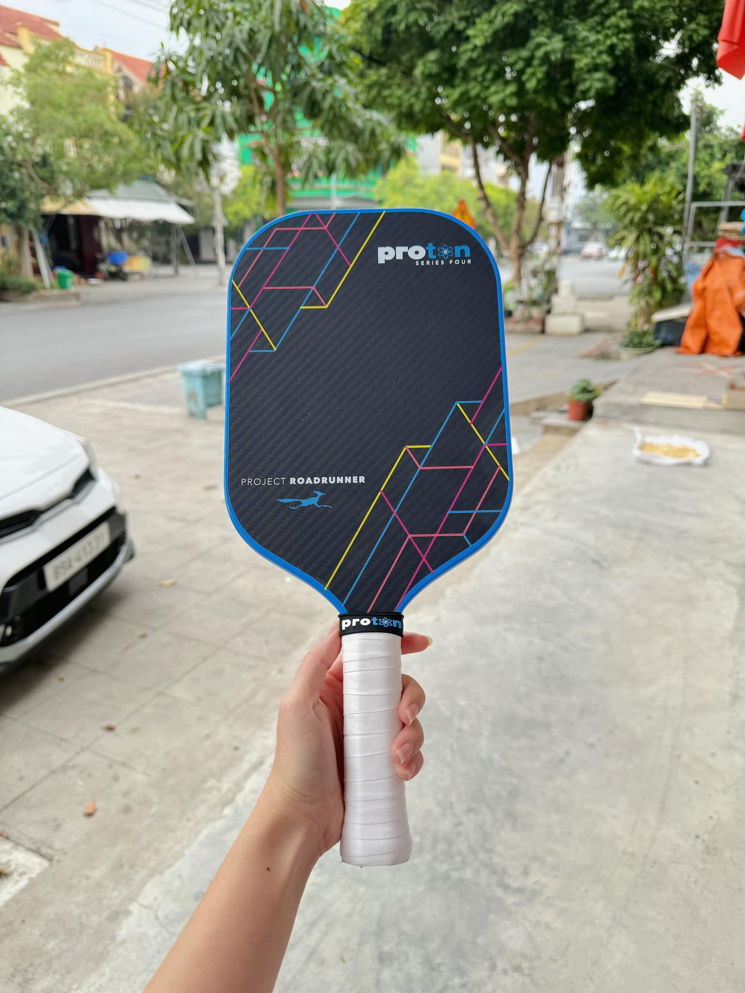 Proton Series 4 racket is not suitable for the hand, needs to be passed, many scratches